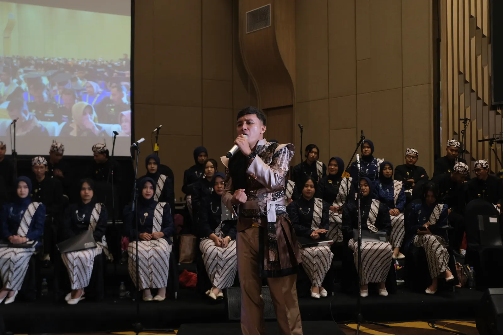 Peserta pengenalan kehidupan kampus bagi mahasiswa baru tahun 2026 berbaris di lapangan kampus
